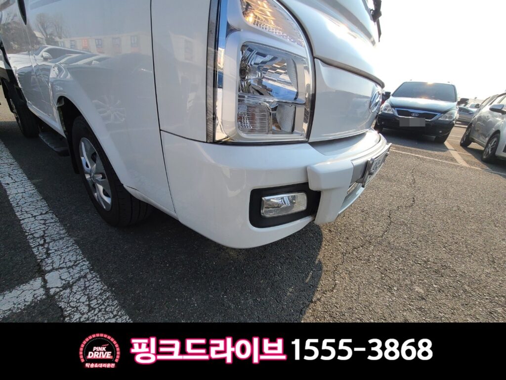 우측 조수석 범퍼밑에 스크래치가 보이네요