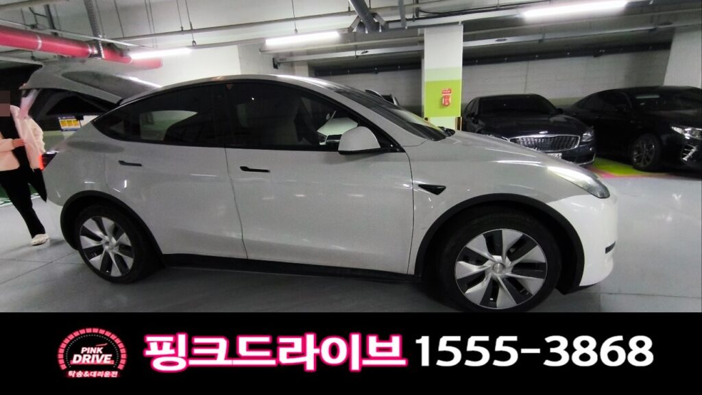 테슬라 전기차 출발 전 우측 옆면