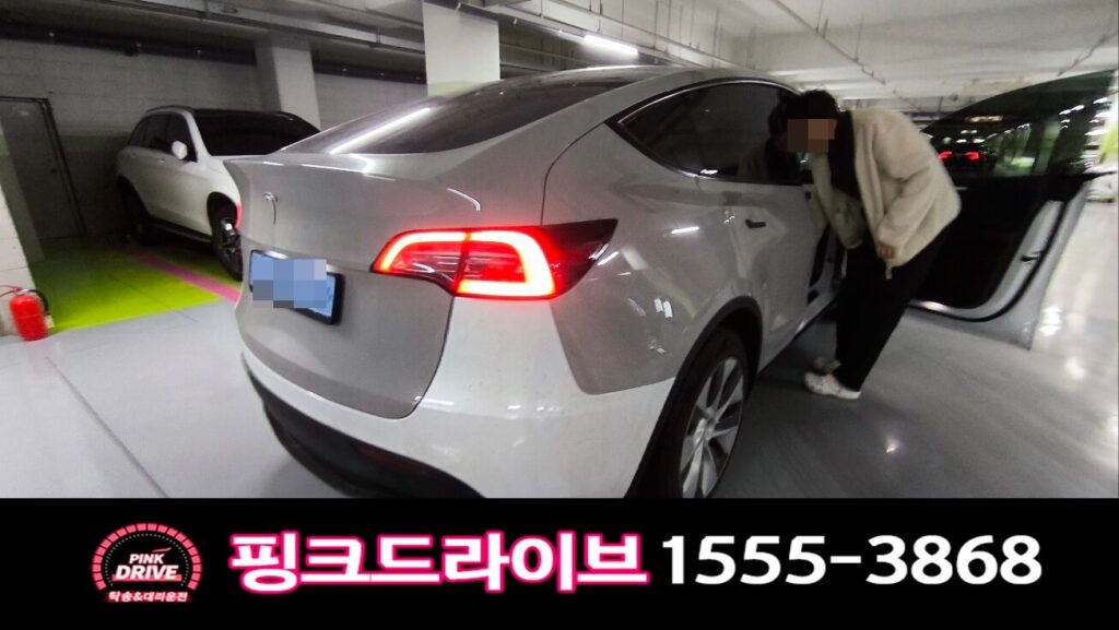 테슬라 전기차 출발전 우측 후면