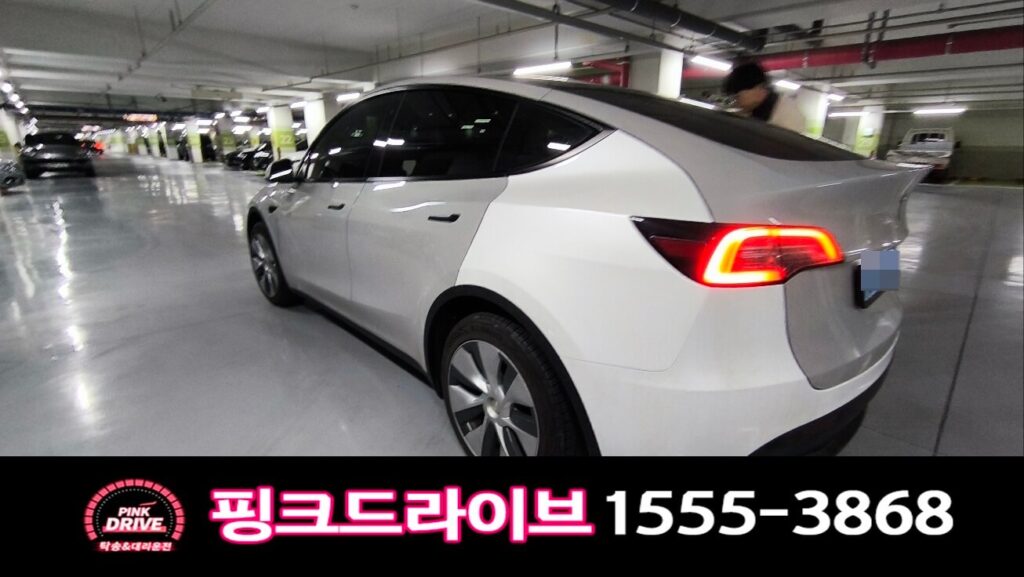 테슬라 전기차 출발전 후면 좌측