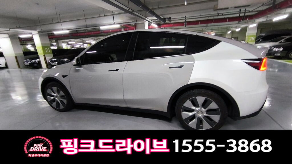 테슬라 전기차 출발 전 좌측 옆면