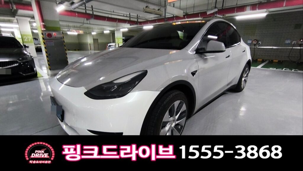 테슬라 전기차 출발 전 우측 앞면