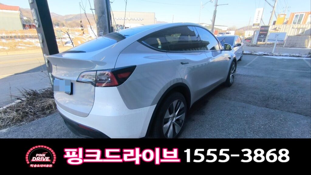테슬라 전기차 도착 후 우측 후면